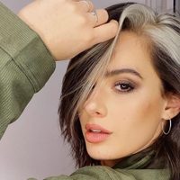 "¡No me quiero sacar más esto!": Flor Jazmín Peña volvió a brillar en vivo con su nuevo look