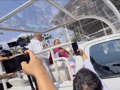 Arzobispo de Tuxtla pide disculpas por pasear en papamóvil (Video)