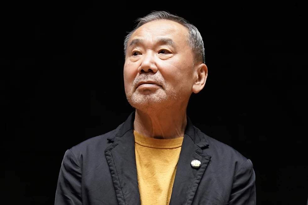 El novelista japonés Haruki Murakami aparece durante una conferencia de prensa en la Universidad de Waseda en Tokio el 22 de septiembre de 2021.