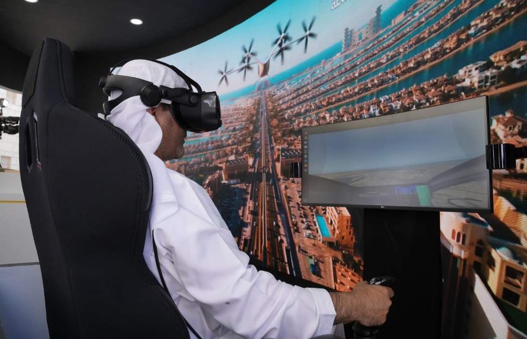 Un hombre prueba un simulador de vuelo de un taxi volador en el puesto de la Autoridad de Carreteras y Transportes de Dubái durante la Cumbre Mundial de Gobiernos en Dubái, el lunes 13 de febrero de 2023.Dubái ha reactivado sus planes de tener taxis voladores en su futurista ciudad estado en la Península Arábiga, y el lunes ofreció los detalles más concretos hasta la fecha con vistas a un lanzamiento del servicio en 2026