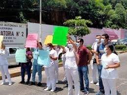 Protestan trabajadores de Hospital del ISSSTE en Pachuca por falta de pagos; policía los repliega