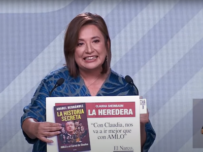 Xóchitl saca en el debate el libro de Anabel Hernández; Sheinbaum dice que es ficción (Video)