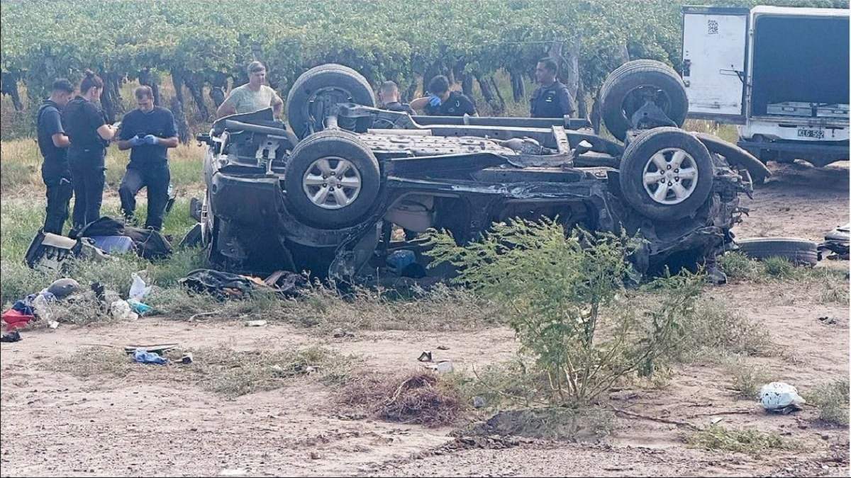 La camioneta toyota SW4 dio dos tumbos antes de quedar a un costado de la RN 7, con sus ruedas hacia arriba. Fuente: (Centenario Digital)