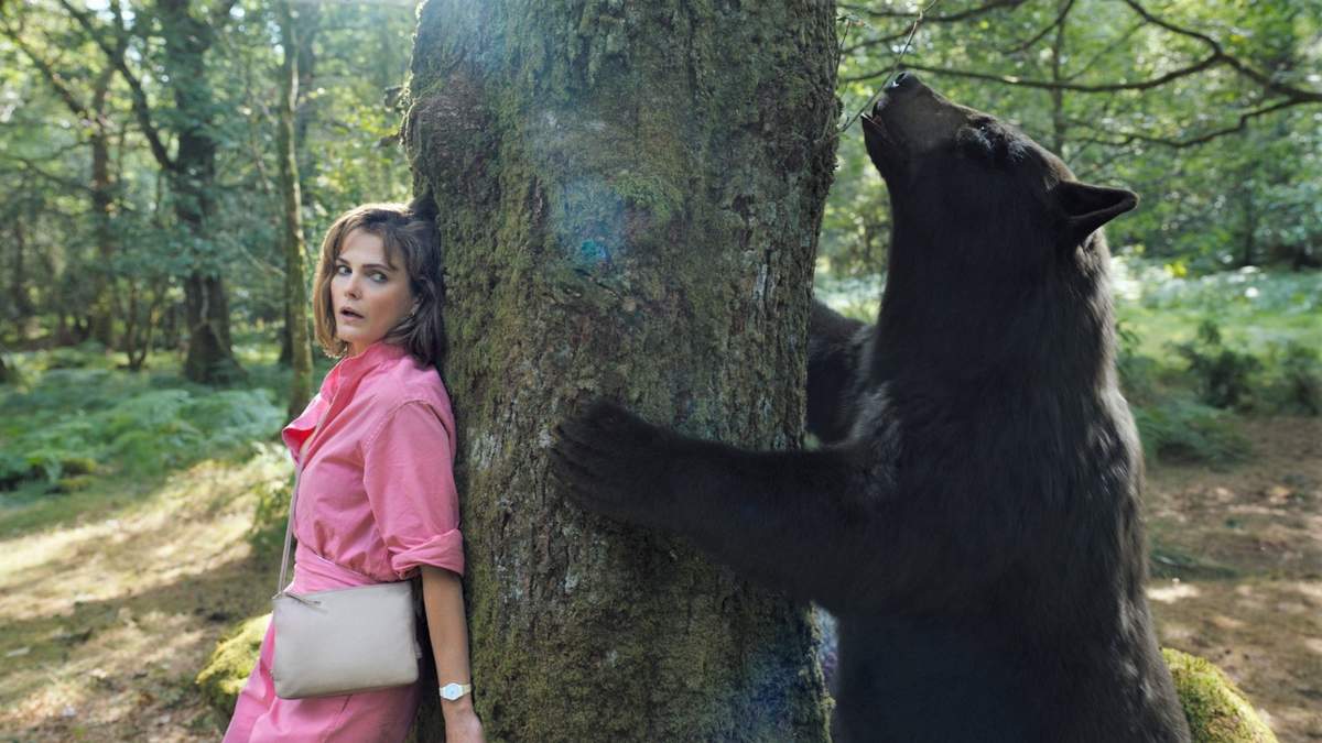 Esta imagen publicada por Universal Pictures muestra a Keri Russell en una escena de "Cocaine Bear" dirigida por Elizabeth Banks