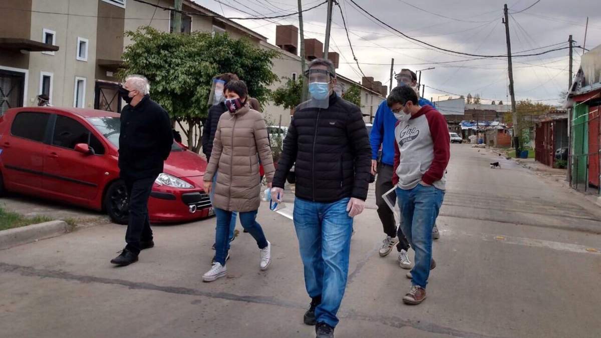 Recorrida de los dirigentes en Villa Azul. Fuente: (Twitter)
