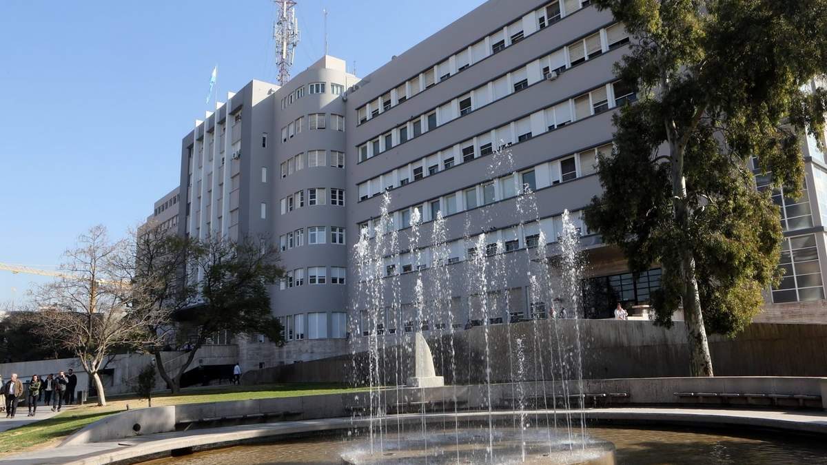Un obrero de 75 años se encuentra grave tras caer de un techo
