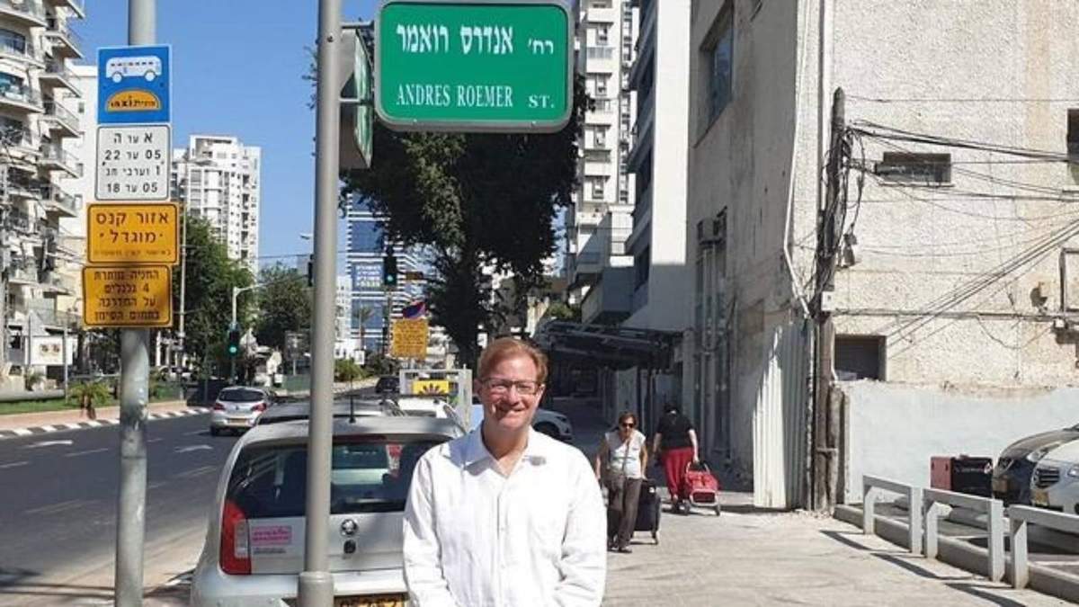 Andrés Roemer en la calle que llevaba su nombre