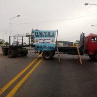 Transportistas cortan los puentes en Neuquén