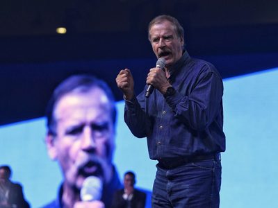 Vicente Fox destaca premio al NAIM y dice que Santa Lucía parece una bodega