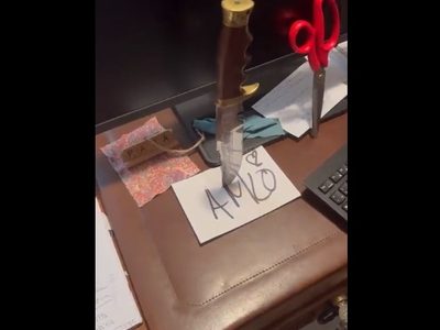 Roban casa del padre de Carlos Loret de Mola; dejan el mensaje "AMLO" clavado con un cuchillo