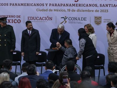 AMLO entrega el Premio Nacional de Deportes y estímulos a deportistas