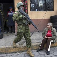 Muere agente penitenciario en cárcel de Ecuador; liberan a decenas y 136 siguen retenidos