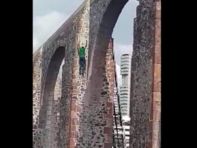 Sujeto se arroja de los Arcos de Querétaro; es el segundo que sube al acueducto en un mes