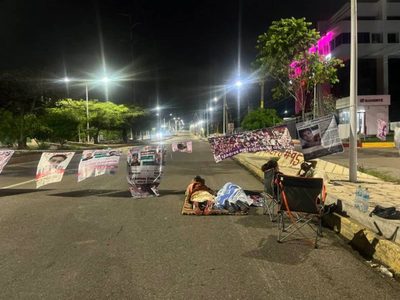 Madres en Resistencia mantienen plantón frente a la FGE Chiapas; denuncian desalojo violento