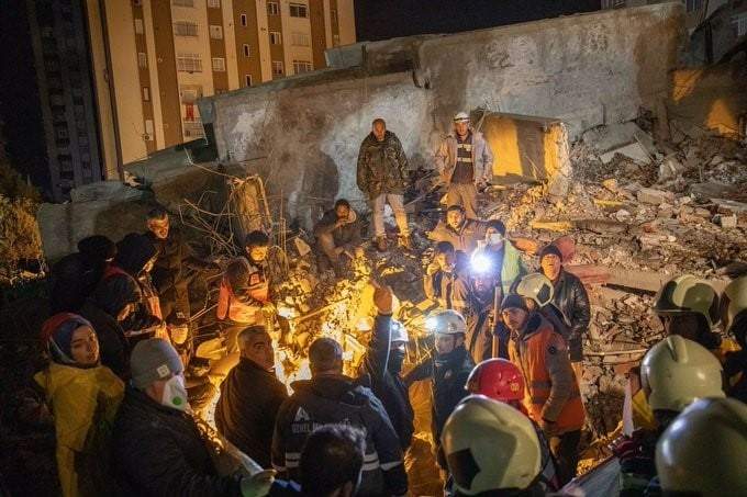 Búsqueda de sobrevivientes tras los terremotos en la frontera entre Turquía y Siria