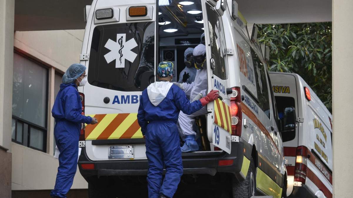 Ambulancias hacen fila para ingresar al Hospital Siglo XXI
