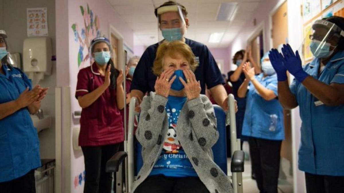 Margaret Keenan, de 90 años, la primera en recibir la vacuna de Pfizer. Foto: @porkestendencia