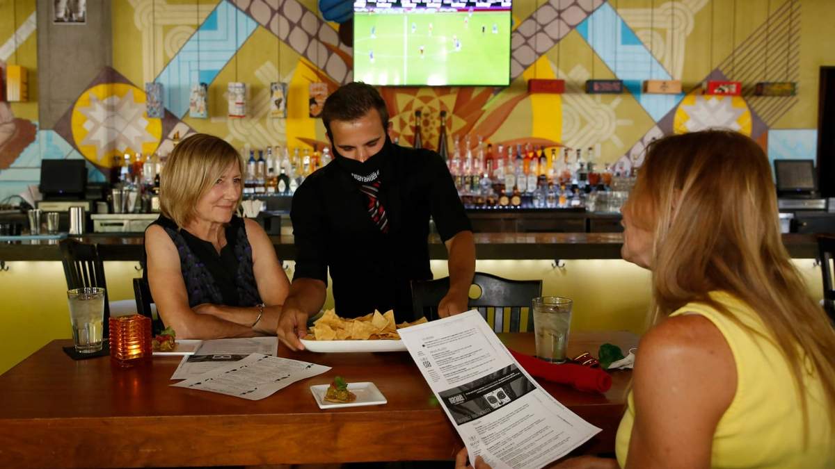 Restaurantes podrán abrir sólo en sus terrazas. Fuente: (Twitter)