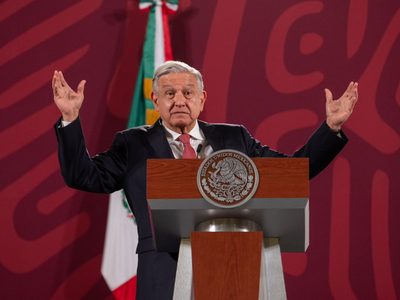 Por decir que la máxima oligarquía es Morena, AMLO regalará diccionario político a Santiago Creel