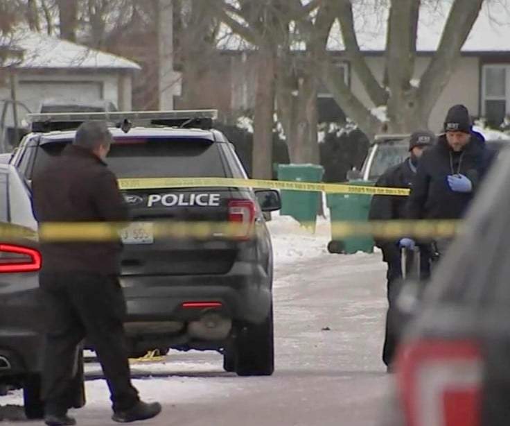 En esta escena tomada de un video proporcionado por WLS-TV ABC 7 Chicago, las autoridades trabajan en una escena del crimen en Joliet, Illinois, el lunes 22 de enero de 2024, tras descubrir a varias personas baleadas y asesinadas en tres lugares desde el domingo en suburbios de Chicago