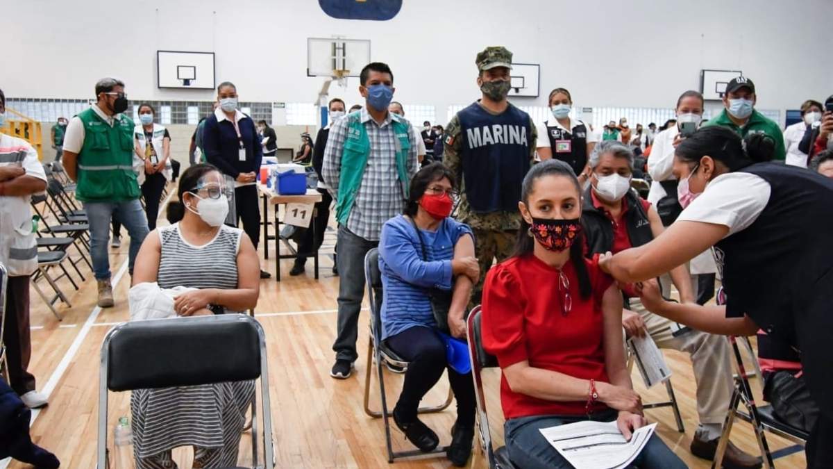 Claudia Sheinbaum fue vacunada en la Prepa 5