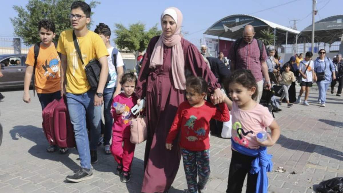 Cientos de personas con doble pasaporte y decenas de palestinos heridos pudieron salir de Gaza el miércoles, mientras que los ataques aéreos israelíes destruyeron apartamentos en una zona densamente poblada por segundo día consecutivo