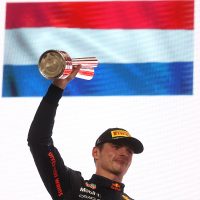 Hamilton gana el Gran Premio de Qatar, acorta distancia con Verstappen en la lucha por el título
