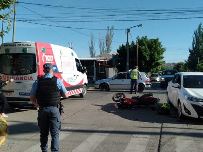 Violento choque entre una moto y un auto en el Oeste de Neuquén