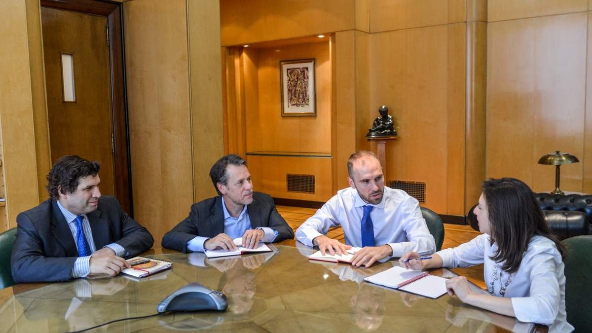 Martín Guzmán y los delegados del FMI. Fuente: (Twitter)