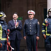 Bomberos de la CDMX reciben nuevo equipamiento; mujeres tendrán uniforme a su medida