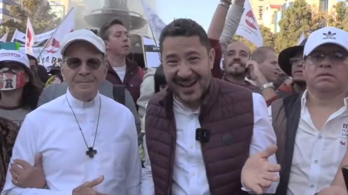 Batres en la marcha de AMLO acompañado del padre Alejandro Sollinde