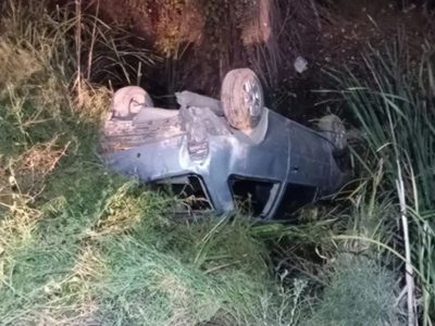 Ruta 7: un auto perdió el control y terminó volcado en un desagüe