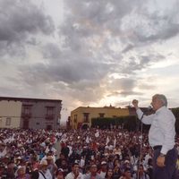 AMLO acusa a Claudio X. González de financiar la guerra sucia y reitera que echará abajo la reforma educativa
