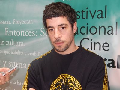 Así es como Esteban Lamothe se defiende de la lluvia de críticas por su trabajo en "Educando a Nina"