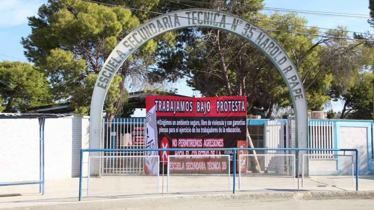 La Secundaria Técnica 35 Harold R. Pape, de Monclova, con una lona en la que maestros expresan trabajar bajo protesta