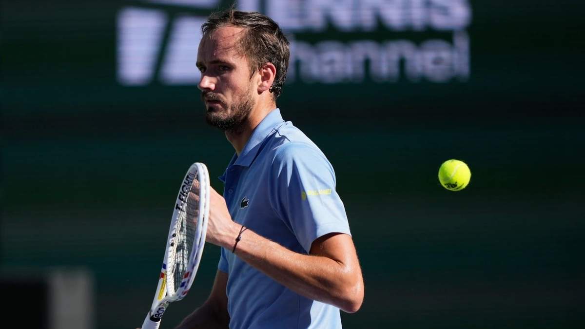 Multan a Medvedev con 7 mil dólares por conducta antideportiva tras romper su raqueta siete veces