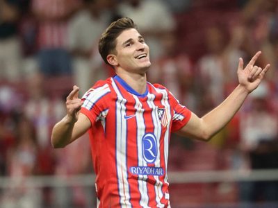En España lo aman: el gran reconocimiento que recibió Julián Álvarez en el Atlético Madrid