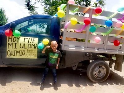 El niño Heber vence al cáncer y celebra con una caravana que se vuelve viral