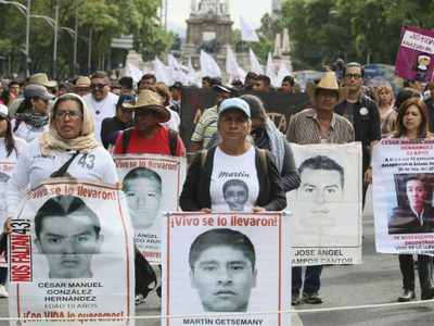 'Van mil días de dolor, impunidad y corrupción”, lamentan en marcha padres de los 43