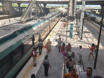 Usuarios del Tren Maya terminan su viaje en combi por mala conexión