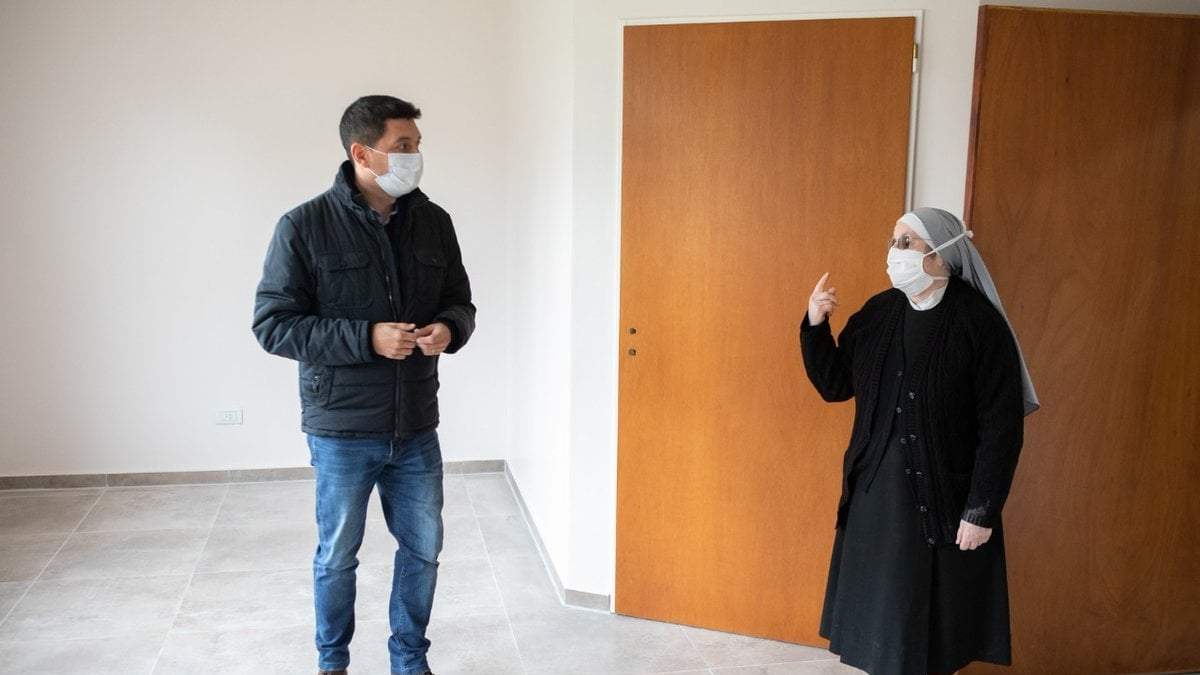 El vicegobernador de la provincia de Neuquén, Marcos Koopmann, y la madre superiora Beatriz. Fuente: (Twitter)