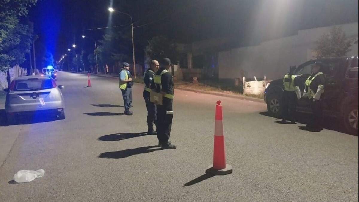 Inspectores de la municipalidad y efetivos policiales en el operativo de control de tránsito. Fuente: (Centenario Digital)