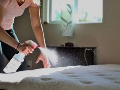 La mezcla mágica de los hoteles para eliminar las manchas de tu viejo colchón en menos de 10 minutos