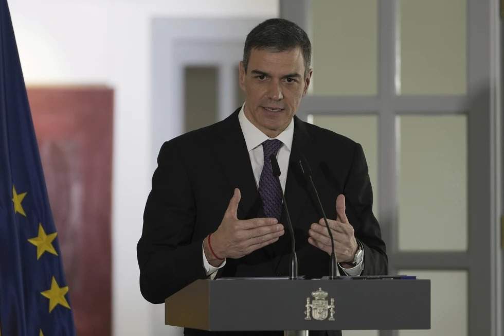 El presidente del Gobierno español, Pedro Sánchez, habla durante una conferencia de prensa en la Embajada de España en Pekín, el 11 de abril de 2025.