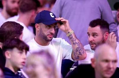 Kyle Walker del Manchester City observa la competencia durante el Campeonato Mundial de Dardos en Londres el lunes 30 de diciembre del 2024