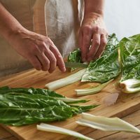 Todo sirve: no tires las pencas de la acelga y hacé esta receta fácil y deliciosa de la abuela