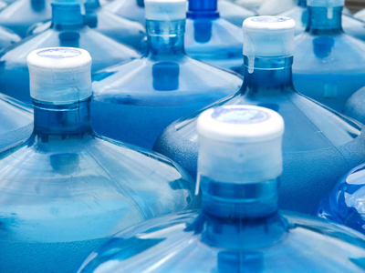 Si tenés bidones de agua vacíos, guardalos y hacé este coqueto canasto para guardar la ropa sucia