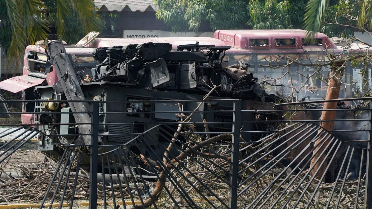 Un vehículo blindado destruido se encuentra en el aeropuerto La Carlota de Caracas, Venezuela, el sábado 3 de enero de 2026, tras reportarse explosiones en el lugar.