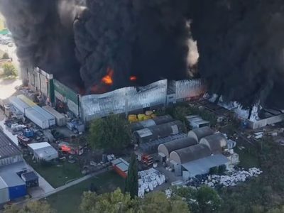 Pánico en Francisco Álvarez por el incendio de un depósito de pintura
