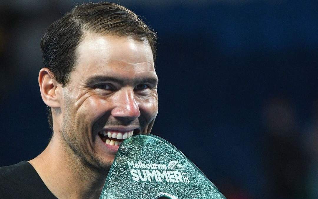 Nadal con su trofeo del torneo de Melbourne